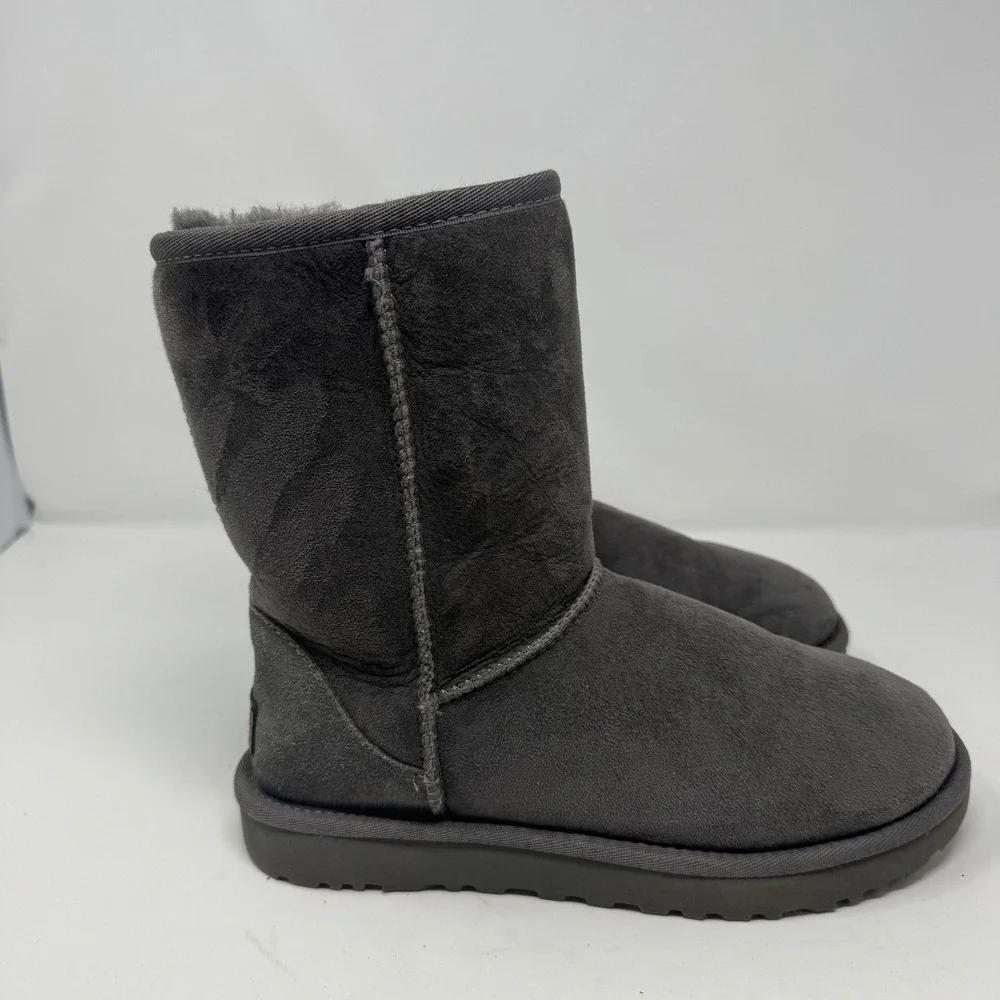 UGG Classic II Short Boots Charcoal Grey Sheepskin Fur Lined Women US 7